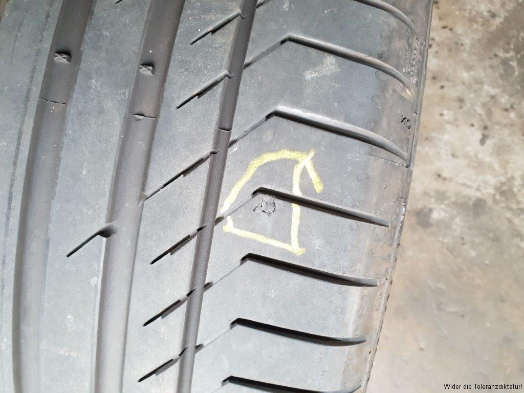 Ein Loch ist im Reifen