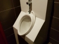 Toilette mit Bilderrahmen