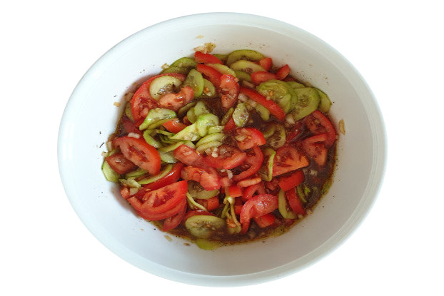 Ersoffener Gurken- (und/oder Tomaten-) salat